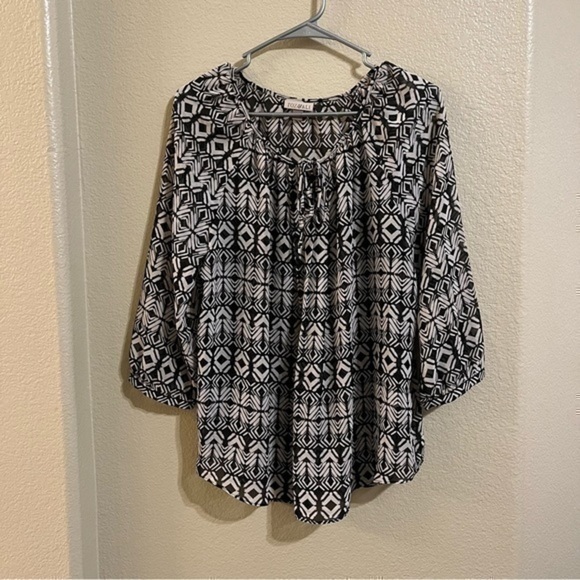 Roz & Ali Tops - Geometric print tunic blouse